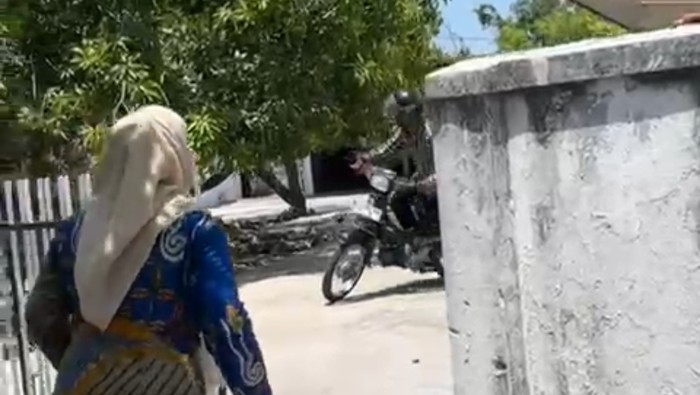 Aksi ibu-ibu di Sampang adang maling motor yang berujung nyaris ditabrak pelaku