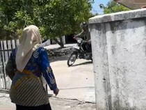 Ibu-ibu di Sampang Nyaris Ditabrak Saat Adang Maling Motor