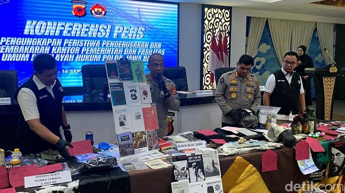 Daftar barang bukti demo Bandung.