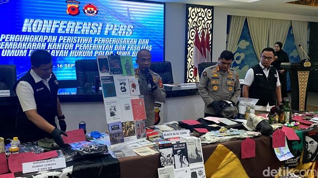 Daftar barang bukti demo Bandung.