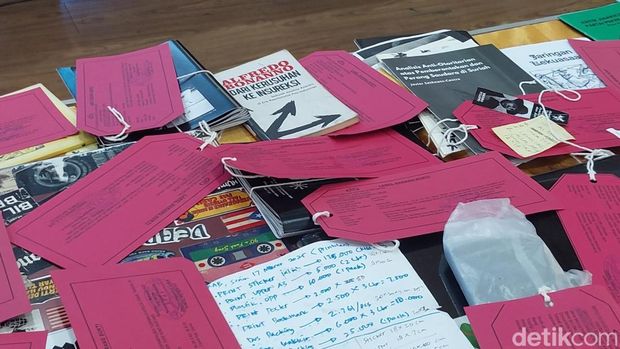 Daftar barang bukti demo Bandung.