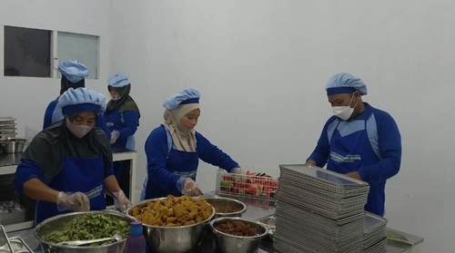 Para pekerja sedang memasak menu MBG di salah satu SPPG di Lombok Timur, NTB, Selasa (16/9/2025).