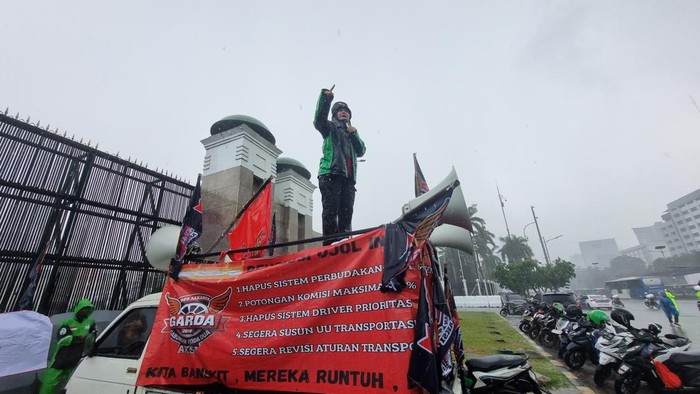 Aksi demontrasi ojol di DPR RI