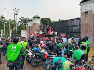 Sejumlah Ojol Tetap Narik Saat Massa Demo Potongan Aplikator 10 % di DPR