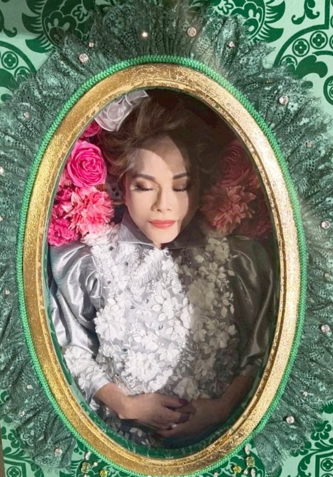 Dewi Soekarno kembali jadi sorotan usai memamerkan foto tak biasa dirinya yang berada di dalam peti mati berwarna hijau. Kenakan gaun silver dengan riasan wajah natural dan soft, Dewi tetap terlihat cantik di usianya yang sudah menginjak 85 tahun. Foto: Instagram/@dewisukarnoofficial