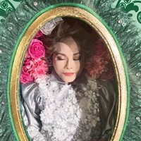 Dewi Soekarno kembali jadi sorotan usai memamerkan foto tak biasa dirinya yang berada di dalam peti mati berwarna hijau. Kenakan gaun silver dengan riasan wajah natural dan soft, Dewi tetap terlihat cantik di usianya yang sudah menginjak 85 tahun. Foto: Instagram/@dewisukarnoofficial