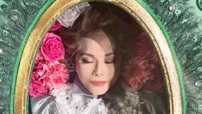 Gaya Dewi Soekarno Pose di Peti Mati Curi Atensi, Cantik di Usia 85