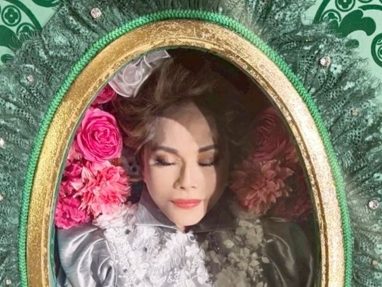 Gaya Dewi Soekarno Pose di Peti Mati Curi Atensi, Cantik di Usia 85