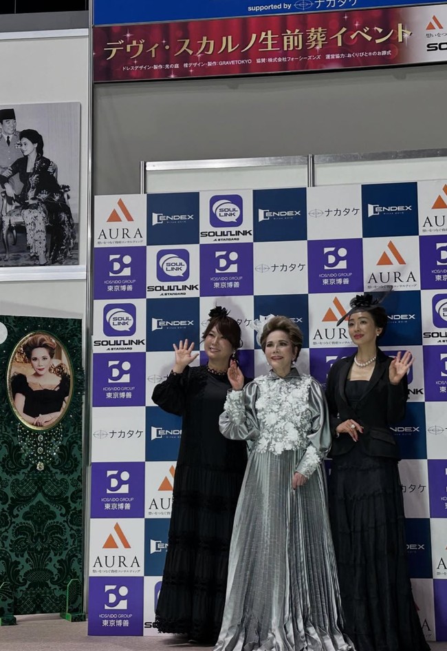 Dari keterangan unggahan diketahui bahwa foto-foto tersebut diambil dalam sebuah ekshibisi bertajuk funeral in life (pemakaman dalam kehidupan). Acara tersebut digelar pada 10 September di Jepang. Foto: Instagram/@dewisukarnoofficial