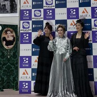 Dari keterangan unggahan diketahui bahwa foto-foto tersebut diambil dalam sebuah ekshibisi bertajuk funeral in life (pemakaman dalam kehidupan). Acara tersebut digelar pada 10 September di Jepang. Foto: Instagram/@dewisukarnoofficial