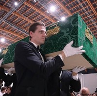 Di keterangan foto Dewi mengatakan bahwa peti matinya diangkat oleh 4 pria asing yang tampan. Peti mati hijau itu tampak mewah dengan perpaduan oranamen berwarna emas. Peti mati hijau saya dibawa oleh 4 pria asing yang tampan, dan bagian dalamnya dipenuhi gambar anjing peliharaan saya, tulis Dewi menggunakan aksara Jepang. Foto: Instagram/@dewisukarnoofficial