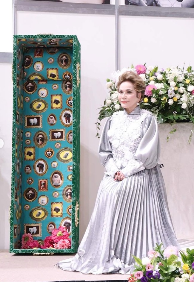 Dewi Soekarno tampil cantik memukau mengenakan gaun panjang berwarna silver. Gaun tersebut memiliki detail plisket pada bagian rok dan lengan balon. Rambut pendek coklatnya tampak tertata rapih, membuat pesonanya semakin terpancar. Foto: Instagram/@dewisukarnoofficial