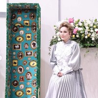 Dewi Soekarno tampil cantik memukau mengenakan gaun panjang berwarna silver. Gaun tersebut memiliki detail plisket pada bagian rok dan lengan balon. Rambut pendek coklatnya tampak tertata rapih, membuat pesonanya semakin terpancar. Foto: Instagram/@dewisukarnoofficial