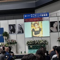 Seperti layaknya sebuah acara pemakaman, peti mati hijau Dewi tampak dihiasi dengan bunga dan diletakkan di depan, disaksikan banyak orang yang hadir. Beragam foto-foto Dewi juga tampak menghiasi. Foto: Instagram/@dewisukarnoofficial