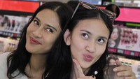 Keduanya tetap terlihat memukau meski tanpa riasan yang menonjol. Foto: Instagram @therealdisastr