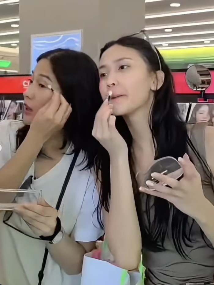 DIan Sastro dan Leya Princy bertemu di Busan.