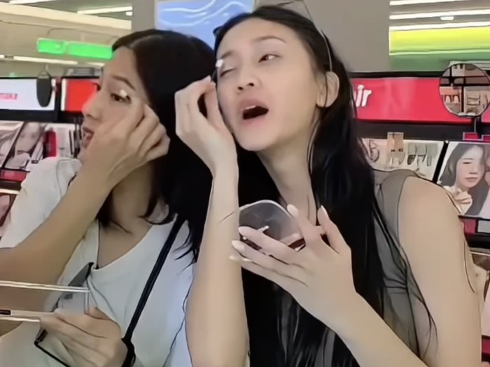 DIan Sastro dan Leya Princy bertemu di Busan.