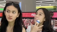 Dian dan Leya kompak mencoba makeup mulai dari eyeshadow hingga bedak. Foto: Instagram @therealdisastr