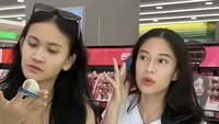 Keakraban mereka terlihat kala bercanda di depan cermin sambil melihat hasil riasan masing-masing. Foto: Instagram @therealdisastr
