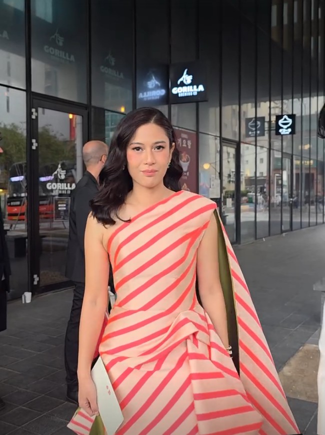 Dalam film ‘Mothernet’, Dian beradu akting dengan aktor muda Ali Fikry dan Ringgo Agus. Drama keluarga ini menceritakan perjalanan seorang anak yang menghadapi realita setelah ibunya koma akibat kecelakaan tragis. Foto: Instagram/@therealdisastr @armanfebryan