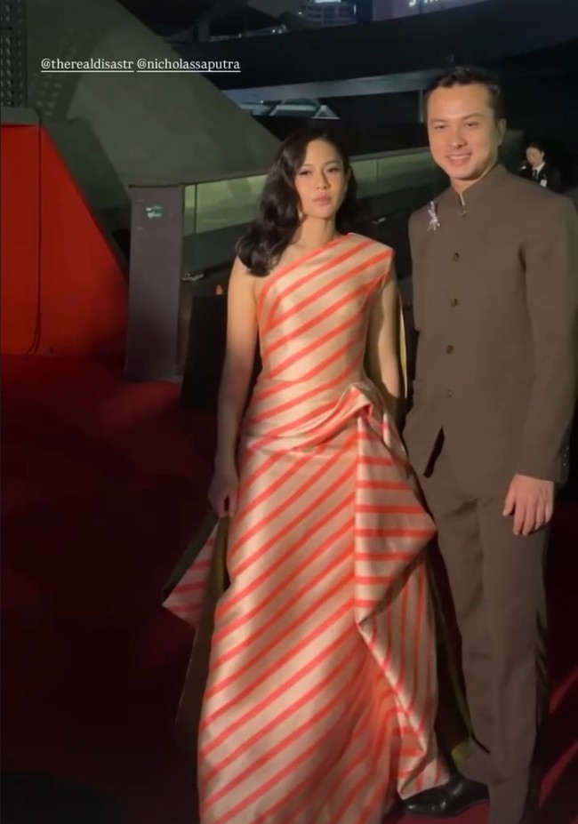 Dian menyempatkan foto bersama aktor Nicholas Saputra, lawan mainnya di film ‘Ada Apa dengan Cinta?’ yang juga hadir di BIFF. Sang aktor tampil elegan dengan setelan jas beskap dan celana hitam. Foto: Instagram/@therealdisastr @armanfebryan