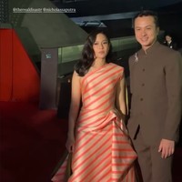 Dian menyempatkan foto bersama aktor Nicholas Saputra, lawan mainnya di film ‘Ada Apa dengan Cinta?’ yang juga hadir di BIFF. Sang aktor tampil elegan dengan setelan jas beskap dan celana hitam. Foto: Instagram/@therealdisastr @armanfebryan
