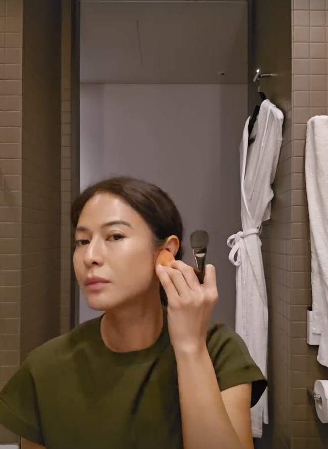 Dian menunjukkan skill makeup dengan berdandan sendiri untuk salah satu ajang film bergengsi dunia tersebut. Ia hanya mengajak hairstylist yang menata rambutnya dengan gaya loose wave. Foto: Instagram/@therealdisastr @armanfebryan