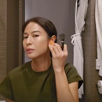 Dian menunjukkan skill makeup dengan berdandan sendiri untuk salah satu ajang film bergengsi dunia tersebut. Ia hanya mengajak hairstylist yang menata rambutnya dengan gaya loose wave. Foto: Instagram/@therealdisastr @armanfebryan