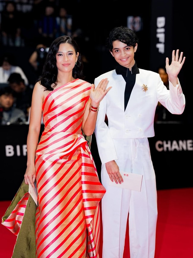 Ibu dua anak ini melengkapi busananya dengan jam tangan Bvlgari dari koleksi Serpenti Tubogas, serta anting berhias zamrud. Foto: Instagram/@therealdisastr @armanfebryan