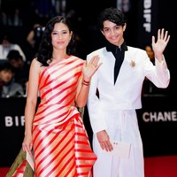 Ibu dua anak ini melengkapi busananya dengan jam tangan Bvlgari dari koleksi Serpenti Tubogas, serta anting berhias zamrud. Foto: Instagram/@therealdisastr @armanfebryan