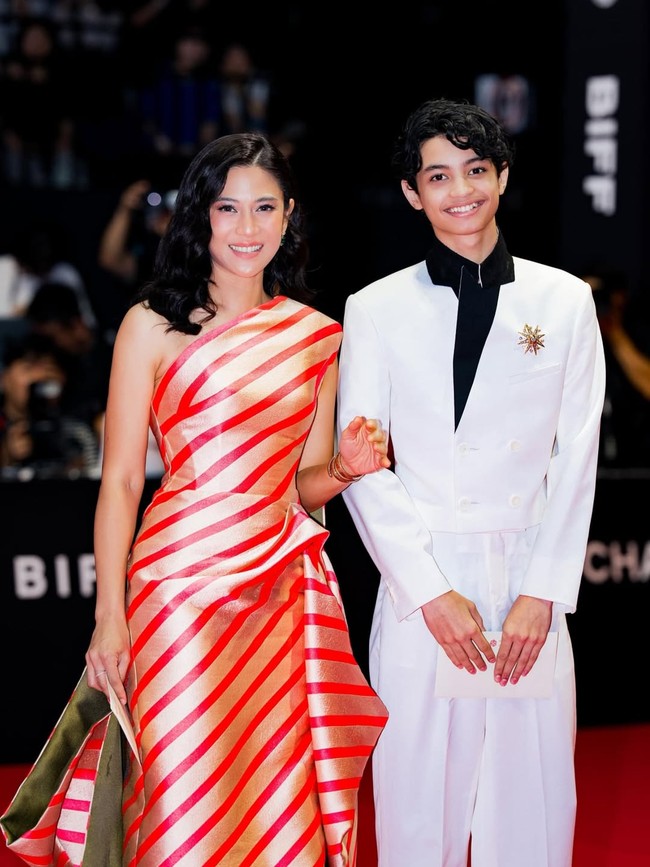Aktris Dian Sastrowardoyo menampilkan gaya glamor di Busan International Film Festival (BIFF), Busan, Korea Selatan, dalam balutan gaun motif garis berwarna gold-merah rancangan desainer Sebastian Gunawan. Foto: Instagram/@therealdisastr @armanfebryan