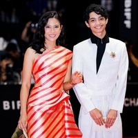 Aktris Dian Sastrowardoyo menampilkan gaya glamor di Busan International Film Festival (BIFF), Busan, Korea Selatan, dalam balutan gaun motif garis berwarna gold-merah rancangan desainer Sebastian Gunawan. Foto: Instagram/@therealdisastr @armanfebryan