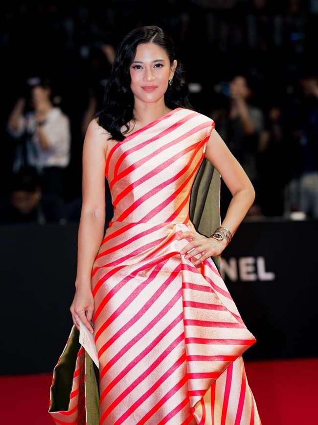 Makeup bergaya natural nuansa pinky rose membuat wajah 43 tahun ini tampak segar dan romantis. Foto: Instagram/@therealdisastr @armanfebryan