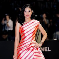 Makeup bergaya natural nuansa pinky rose membuat wajah 43 tahun ini tampak segar dan romantis. Foto: Instagram/@therealdisastr @armanfebryan