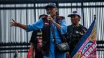 Diguyur Hujan, Massa Ojol Tetap Gelar Aksi di Depan DPR RI