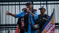 Sejumlah perwakilan Ojol bergantian berorasi dari atas mobil komando, menyuarakan tuntutan mereka kepada pemerintah.