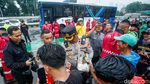 Diguyur Hujan, Massa Ojol Tetap Gelar Aksi di Depan DPR RI
