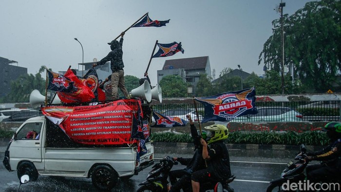 Massa pengemudi ojek online menggelar aksi di depan Gedung DPR/MPR RI, Jakarta, Rabu (17/9/2025).