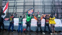 Massa aksi yang tergabung dalam Asosiasi Pengemudi Ojek Online Garda Indonesia mengusung tujuh tuntutan utama.