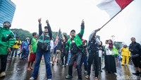 Hujan deras yang sempat mengguyur Jakarta tak menyurutkan semangat para pengemudi Ojol untuk tetap menyampaikan aspirasi di depan DPR.
