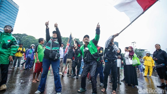 Massa pengemudi ojek online menggelar aksi di depan Gedung DPR/MPR RI, Jakarta, Rabu (17/9/2025).