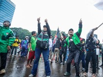 Video: Massa Demo Ojol di Depan DPR Bubar