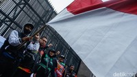 Aksi damai Ojol di depan DPR juga menuntut pengusutan kematian Affan Kurniawan, pengemudi Ojol yang tewas pada 28 Agustus 2025 lalu.