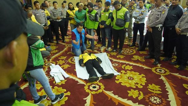 Ditlantas Polda Metro Jaya memberikan pelatihan pertolongan pertama gawat darurat kepada ratusan ojol, Selasa (16/9/2025). Kegiatan ini penting untuk memberikan pengetahuan bagaimana cara-cara efektif dan efisien dalam memberikan pertolongan pertama kepada korban kecelakaan.