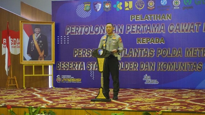 Ditlantas Polda Metro Jaya memberikan pelatihan pertolongan pertama gawat darurat kepada ratusan ojol, Selasa (16/9/2025). Kegiatan ini penting untuk memberikan pengetahuan bagaimana cara-cara efektif dan efisien dalam memberikan pertolongan pertama kepada korban kecelakaan.