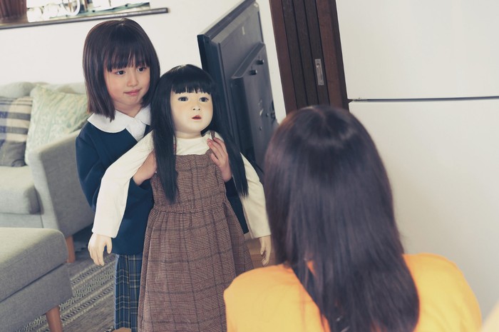 Cuplikan adegan dalam film Dollhouse (2025).