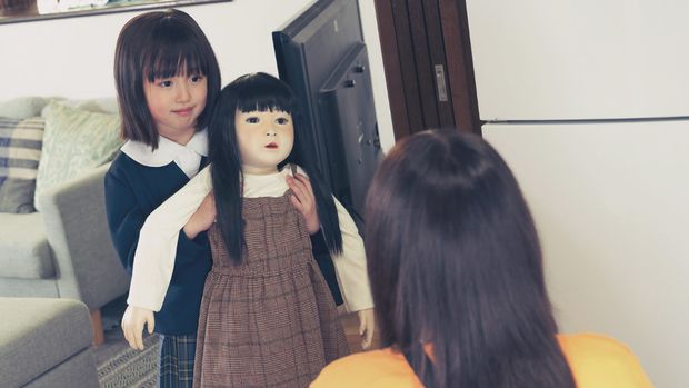 Cuplikan adegan dalam film Dollhouse (2025).