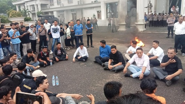 DPRD Jambi bersama para masa aksi dengan duduk lesehan di depan gedung dewan