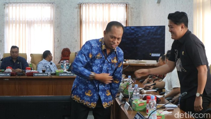Eks Sekda Pati Jumani saat menghadiri rapat pansus angket DPRD Pemakzulan Bupati Pati, Rabu (17/9/2025).