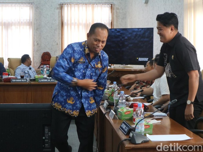 Eks Sekda Pati yang kini menjabat Staf Ahli Bupati, Jumani, di rapat pansus pemakzulan Bupati Sudewo di DPRD Pati, Rabu (17/9/2025).